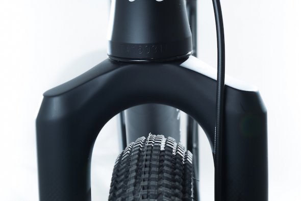Musherská a závodní koloběžka KICKBIKE CROSS 29er - detail tapered hlavového složení a karbonové vidlice