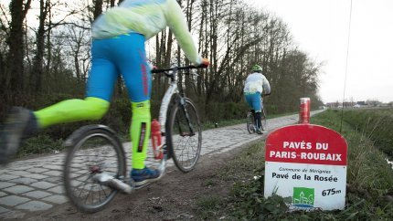 Každý pavé sektor je na začátku označen - jméno, délka...letos měřil nejdelší úsek 3,7km a nejkratší v cílém Roubaix 350m