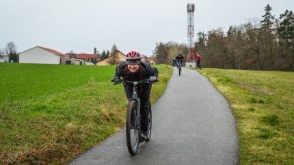 Nacvičování sjezdového postoje na mírném asfaltovém sjezdu